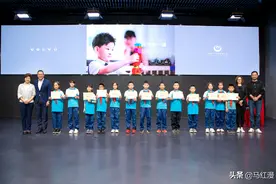 今天，给大家讲一个关于“小红马”的故事图片