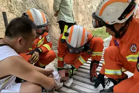 下水道盖板“咬手”！３岁小男孩手被卡下水道盖板，黎平消防紧急救援图片