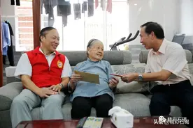 东莞市侨联主席陈志超慰问石碣归侨“自梳女”刘亚兴！图片