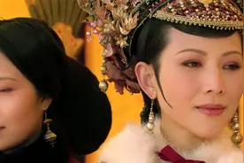 宜修皇后想用红梅唤起皇帝对纯元的记忆，可他想到的人却是甄嬛图片