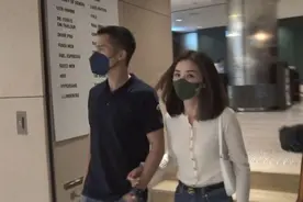 阿Sa携男友逛街，她穿针织衫腋下勒出赘肉，弯腰驼背仪态不佳图片