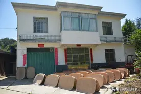 山村危峰林立，村民在深山建楼房，看靠啥增加收入图片