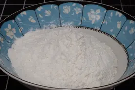 一碗面粉倒进开水锅中，瞬间变美味，这做法头一回见，真解馋图片