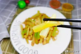 西兰花梗别当垃圾扔了，简单一拌，清脆爽口，好吃又下饭，特过瘾图片