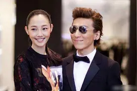 陈羽凡近照曝光，与好友组队踢足球，胖得五官变形快要认不出来了图片