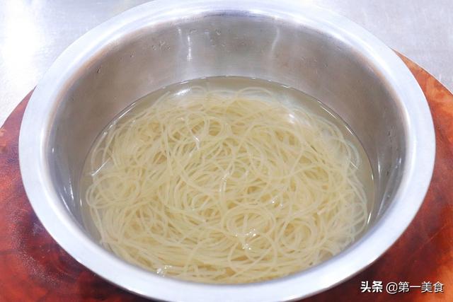 猪肉炖粉条详细做法，粉条不粘、猪肉软烂，北方人一天三顿吃不腻