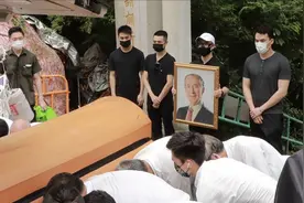 赌王离世后一年下葬，何猷君等四个儿子到场，站位等体现四房地位图片