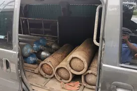 小客车里装了11个大号燃气罐，交警查获“行走的危险品”图片