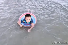 炎热夏天到美丽的大海游泳感受清凉和刺激图片