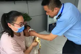 江苏徐州：紧急！女童被砸断脚趾图片