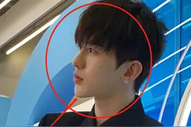 蔡徐坤参加线下活动被拍，走路不慎崴脚，生图下的腿长我却看愣了图片