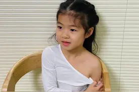 汪峰基因真强大！5岁醒醒穿黑裙神似小苹果，淡定打针性格更像妈图片