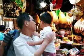 佟丽娅儿子近照曝光，和外公合影气氛温馨，才5岁个子长太高图片