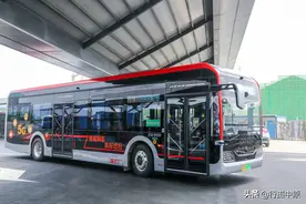 自动驾驶公交车郑州东区“开跑”，外表似“黑金刚”，科技满满图片