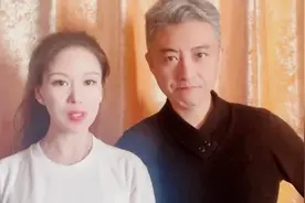 主持名嘴周炜罕携娇妻高明婷露面，发色状态差太多，好似两辈人图片