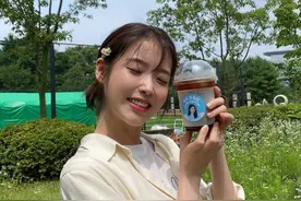 27岁IU发应援认证照，短发造型可爱俏皮，头戴小花妥妥氧气少女图片