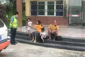 事发高速漳浦段，小车引擎盖开着，五人站在车旁，发生什么事了？图片