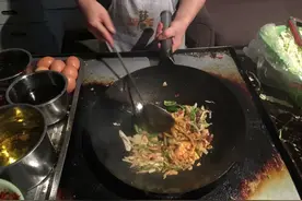 科学家“卧底”小吃摊，美味“地沟油”炒粉，原来全靠一口锅图片