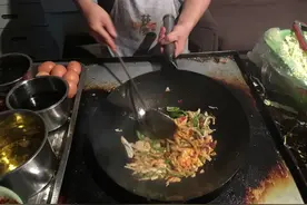 科学家“卧底”小吃摊，美味“地沟油”炒粉，原来全靠一口锅图片