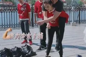 迪丽热巴竟能背1.9米肌肉男，李晨在他们身后做了这个动作图片