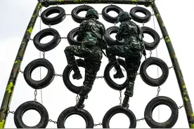 酷！直击武警特战队员300米障碍考核现场图片