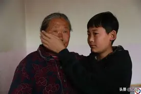 父母双亡，12岁少年和奶奶相依为命，想让奶奶慢一点变老图片