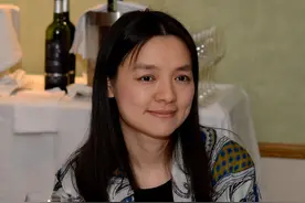 棋后诸宸不顾反对嫁外国王子，曾劝闺蜜同侍一夫，今44岁显憔悴图片