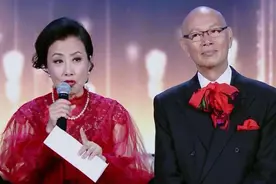 罗家英携干女儿为汪明荃庆74岁生日，曾后悔丁克，妻子却说他贪心图片