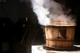 做米酒时，糯米蒸熟后别直接撒酒曲，多加一步，酒香浓郁香甜可口图片