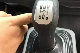 新手如何开好十挡罐车？切换高低速时是先扳转换阀还是先挂空挡？图片