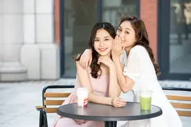 闺蜜离婚来我家住，老公变得很殷勤，怎样避免两人擦出火花？图片