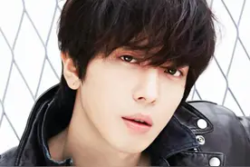 靠《原来是美男》爆红，后凭CNBLUE登顶，却被队友屡次栽赃陷害图片