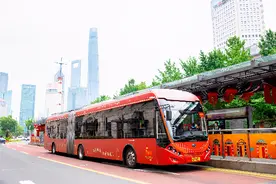 今天，71路“中共一大”主题专列和三大主题站台正式亮相图片