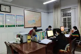 老师有寒暑假，工作时间真的比其他人少3个月吗，算笔账就清楚了图片