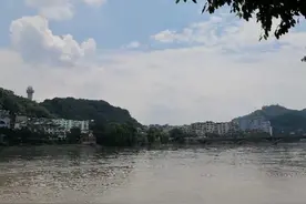 乐山五通桥区被曝有刺鼻异味，政府办工作人员：天是蓝的，水是浑的，没大问题图片