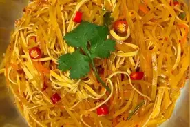 炝拌土豆丝，3种食材混搭，既漂亮又好吃，满满1大盘不超过5块钱图片