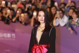 舒淇故意不扣纽扣，这个年龄还敢这么穿，真佩服你的勇气图片