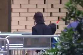 孙俪全家出动陪女儿舞蹈比赛！孙俪扎小辫好老气，全程为女儿撑伞图片