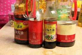 买酱油时，无论什么牌子，只要瓶身上有这2个字母，都是勾兑酱油图片