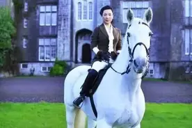 18岁错失北大，25岁成中国首位伯爵夫人，现实版“灰姑娘”的逆袭图片