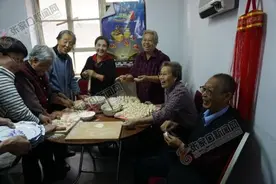 为什么老人总是会聚到一起争论着“天下事”图片