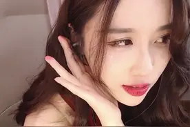 小说：他把耳朵紧贴在了门板上图片