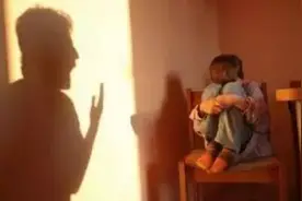 被家长吼后，孩子是沉默还是顶嘴？暗示了长大后在性格方面的差别图片