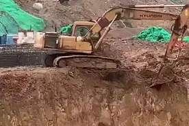 天生神力？徒手扶住挖机！给这位老哥跪了...图片