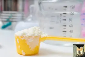 冲奶粉时先放水还是先放奶粉？来自灵魂拷问，你真的会冲奶粉吗？图片