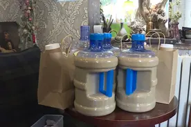 疫情期间憋坏了？ 这家店推出5L桶装奶茶 让你一次喝个够！图片