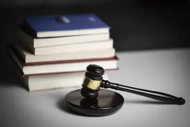 7岁女儿因为学习常被妈妈打，爸爸看不下去了要离婚！法院发出安全保护令：不准打孩子图片