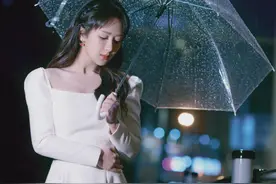 时尚黑洞杨紫终于穿对衣服了，穿小白裙雨中撑伞，氛围感十足图片