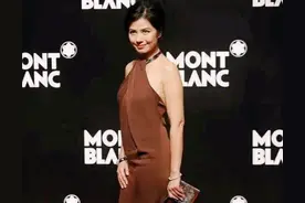 61岁钟楚红真放得开，挂脖吊带裙露出麒麟臂，脸部肌肤松弛明显图片