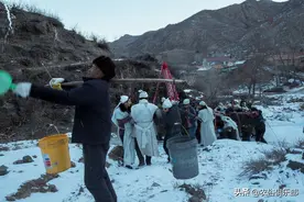 农村有人去世出殡前，送葬人必须吃饭，空腹不上坟有3个原因图片